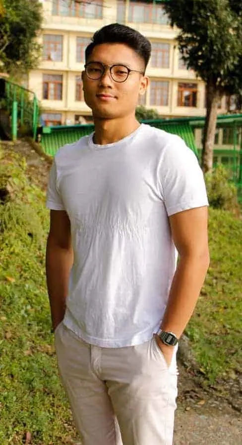 Stone colored chino paired with tshirt