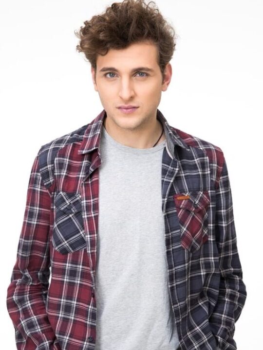 How To Wear A Flannel Shirt With Sweatpants (7 Tips) • Ready Sleek