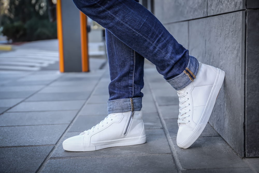 cuffed jeans and white sneakers 