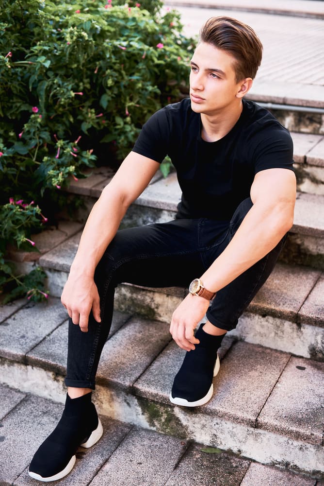 jeans with black sneakers and black t shirt