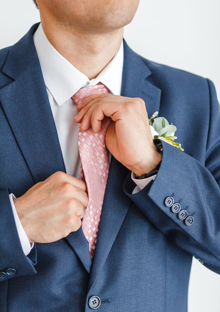 casual blue suit and pink tie