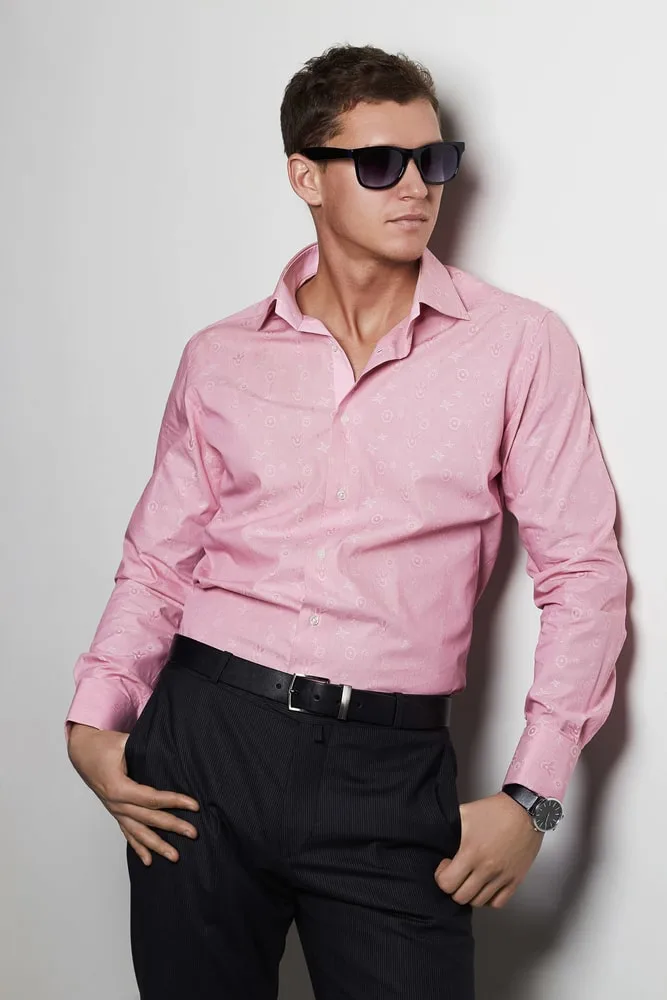 salmon pink shirt with black pants 