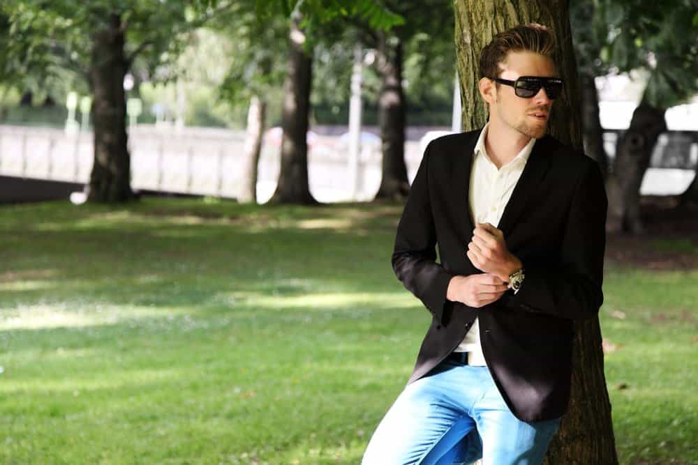 black blazer with pair of blue jeans