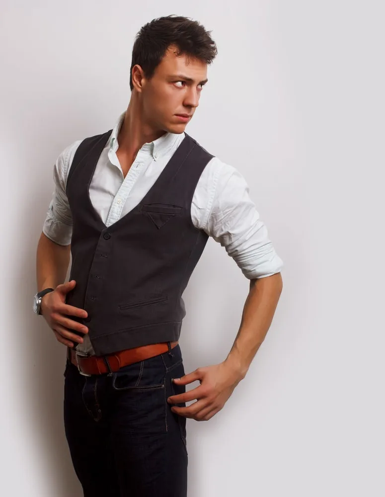 mensaje virtud Concentración How To Wear A Vest With Jeans (6 Essential Tips) • Ready Sleek