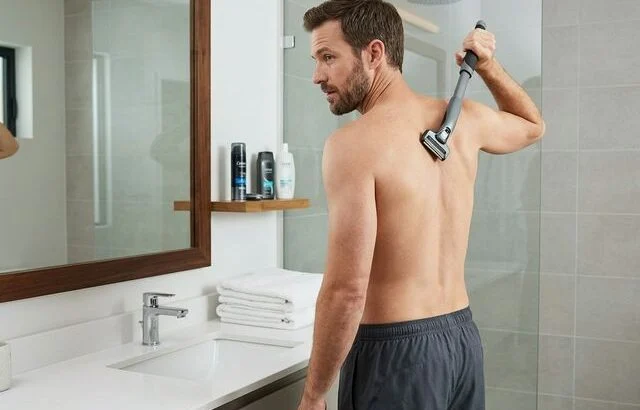 How to shave your back yourself